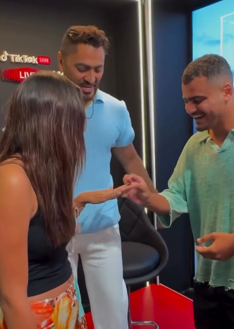 تامر حسني يشهد على خطوبة إثنين من معجبيه