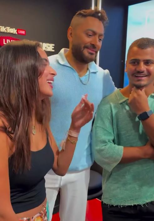 تامر حسني يشهد على خطوبة إثنين من معجبيه