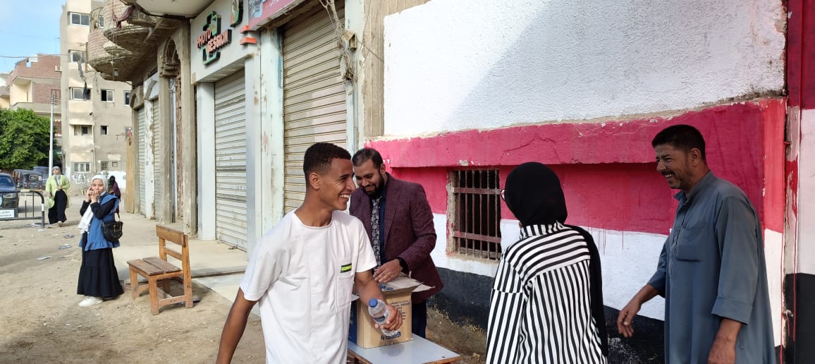 شيكولاته وورد لطلاب الثانوية العامة قبل دخول لجان في مادتى الكيمياء والجغرافيا