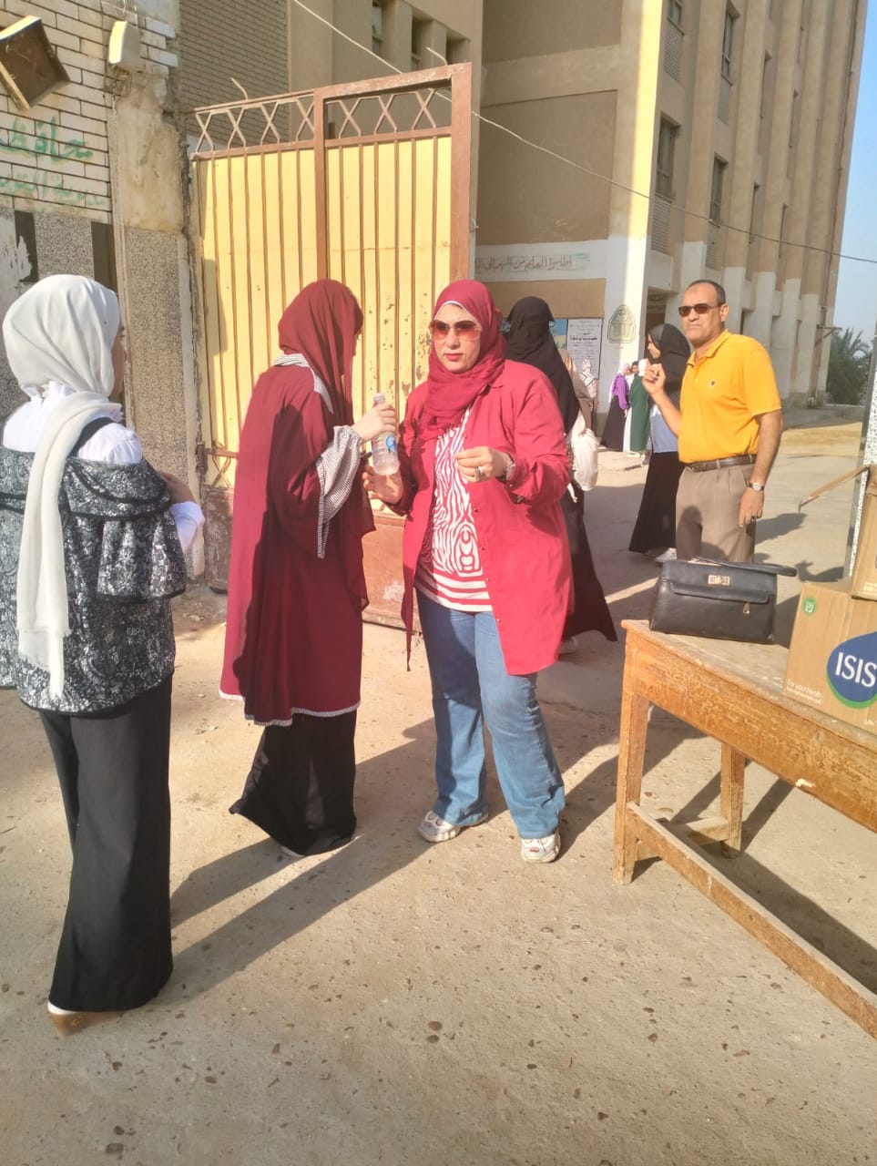 شيكولاته وورد لطلاب الثانوية العامة قبل دخول لجان في مادتى الكيمياء والجغرافيا
