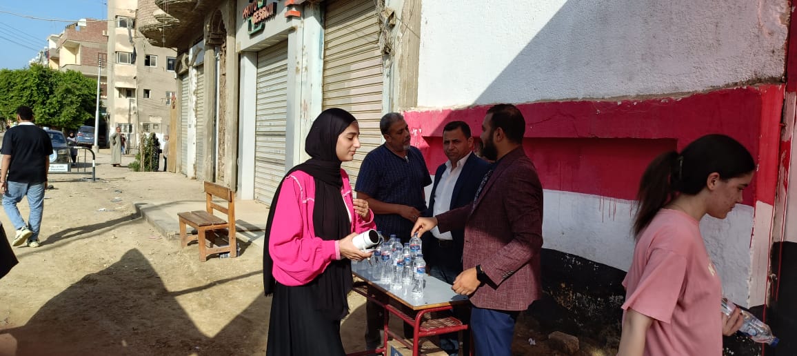 شيكولاته وورد لطلاب الثانوية العامة قبل دخول لجان في مادتى الكيمياء والجغرافيا