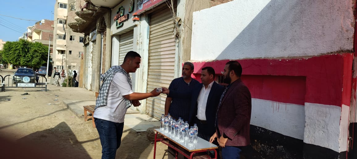 شيكولاته وورد لطلاب الثانوية العامة قبل دخول لجان في مادتى الكيمياء والجغرافيا