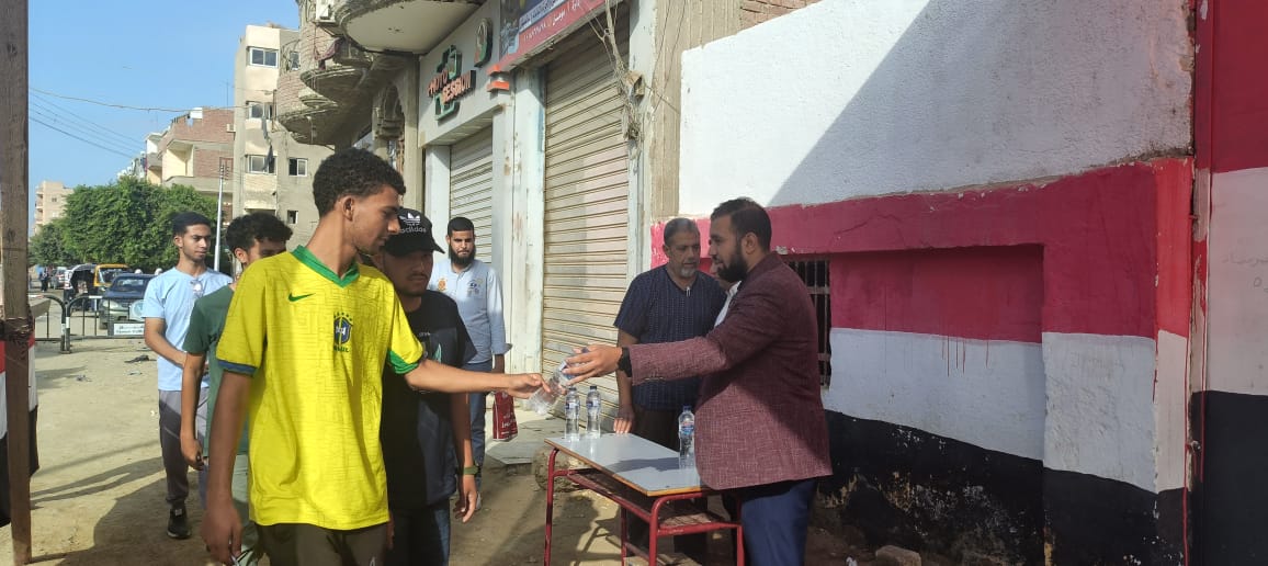 شيكولاته وورد لطلاب الثانوية العامة قبل دخول لجان في مادتى الكيمياء والجغرافيا