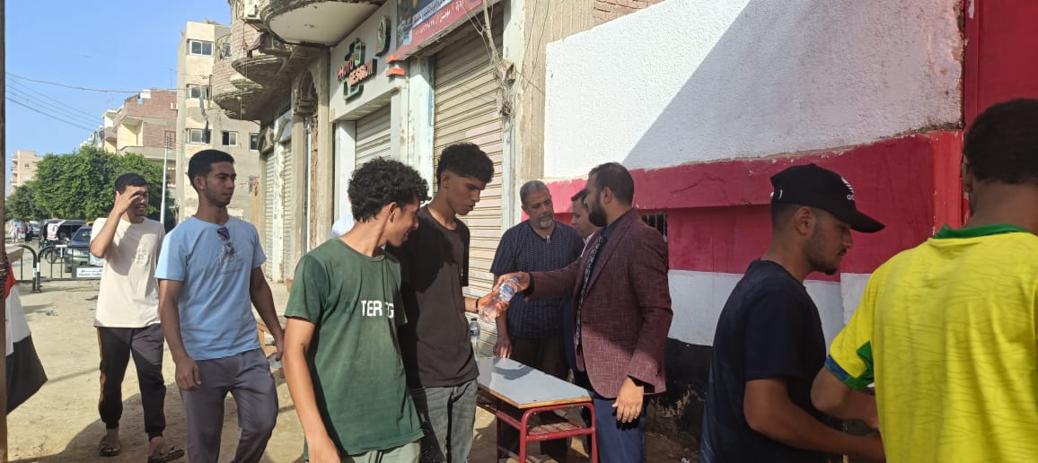 شيكولاته وورد لطلاب الثانوية العامة قبل دخول لجان في مادتى الكيمياء والجغرافيا