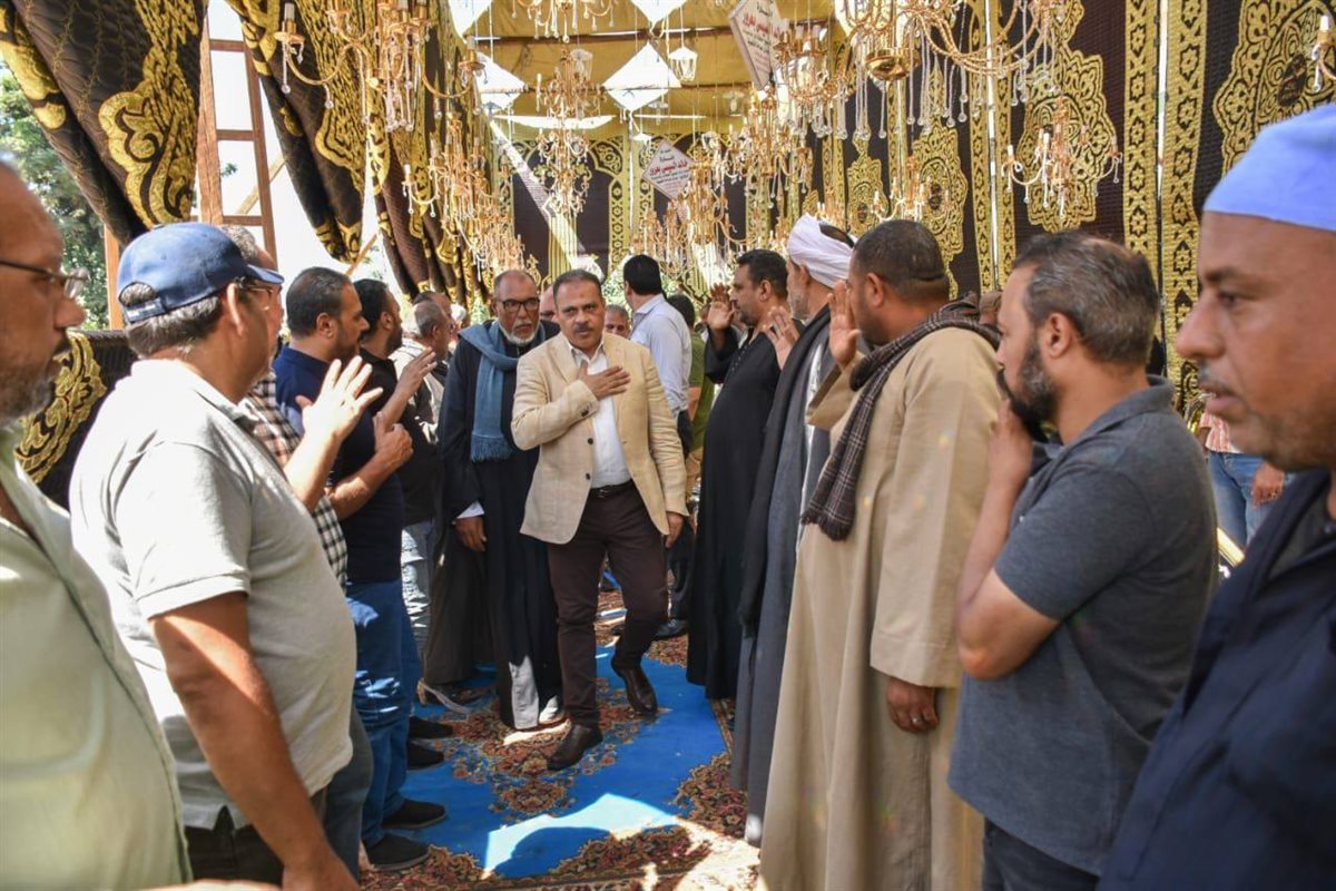 محافظ الشرقية مع أسر الضحايا