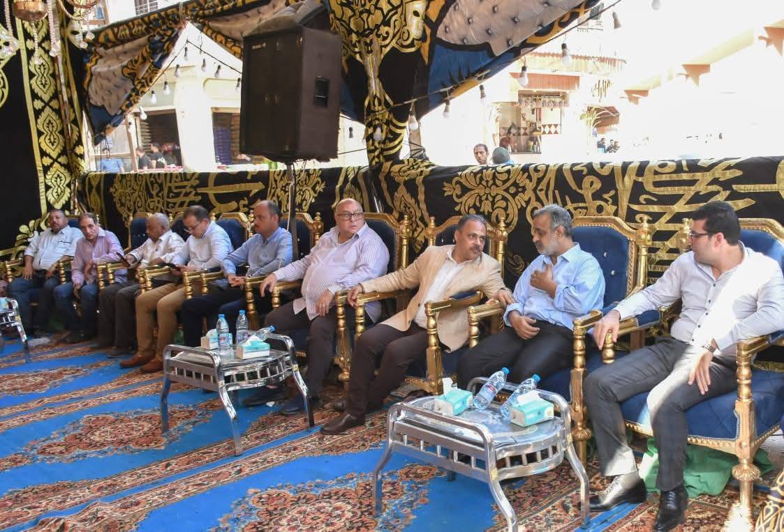 محافظ الشرقية مع أسر الضحايا