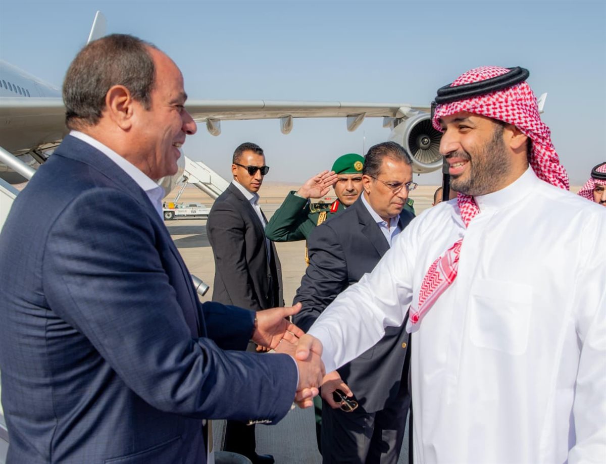 استقبال الأمير السعودي محمد بن سلمان للرئيس السيسي في مطار نيوم