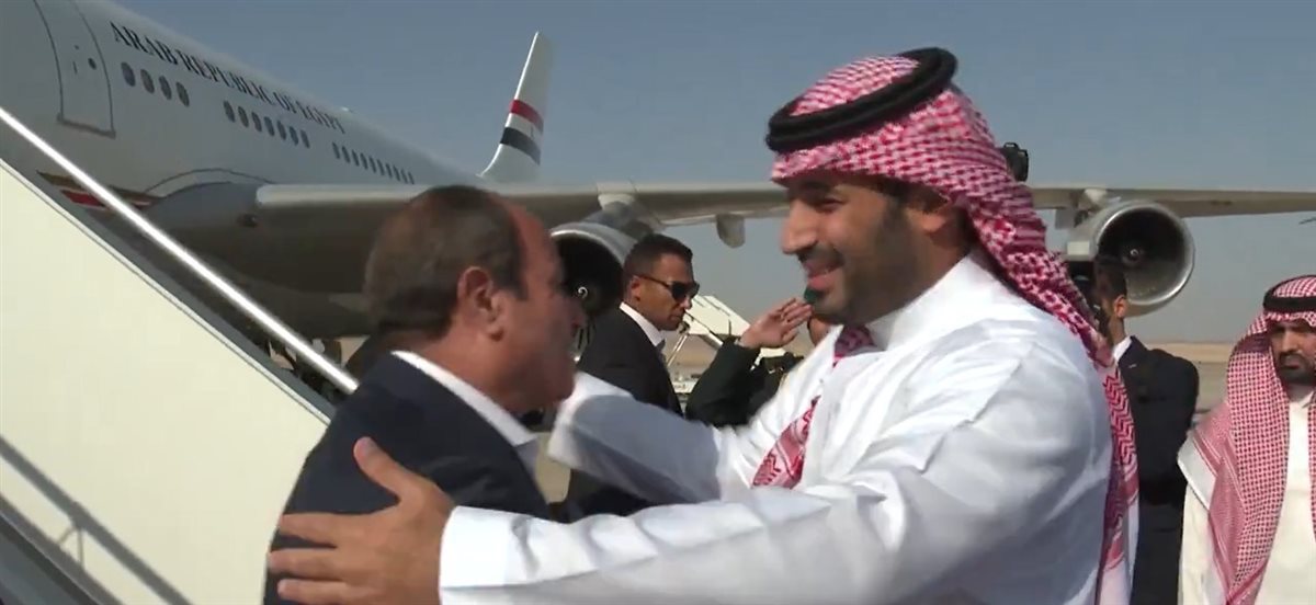 استقبال الأمير السعودي محمد بن سلمان للرئيس السيسي في مطار نيوم