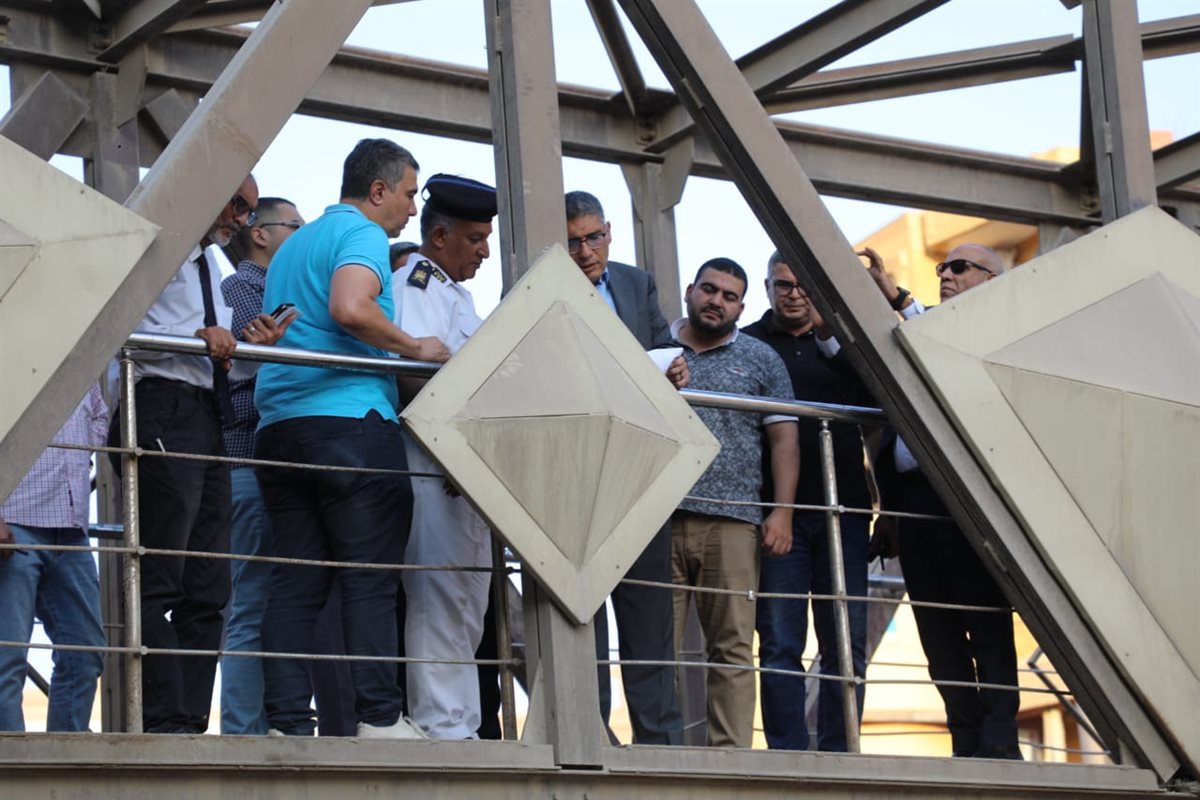 المهندس عادل النجار محافظ الجيزة على معاينة عدد من المسارات البديلة والتحويلات المرورية