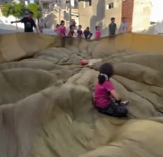 أطفال غزة يصنعون من مظلات المساعدات لعبة تُنسيهم جوع المجاعة