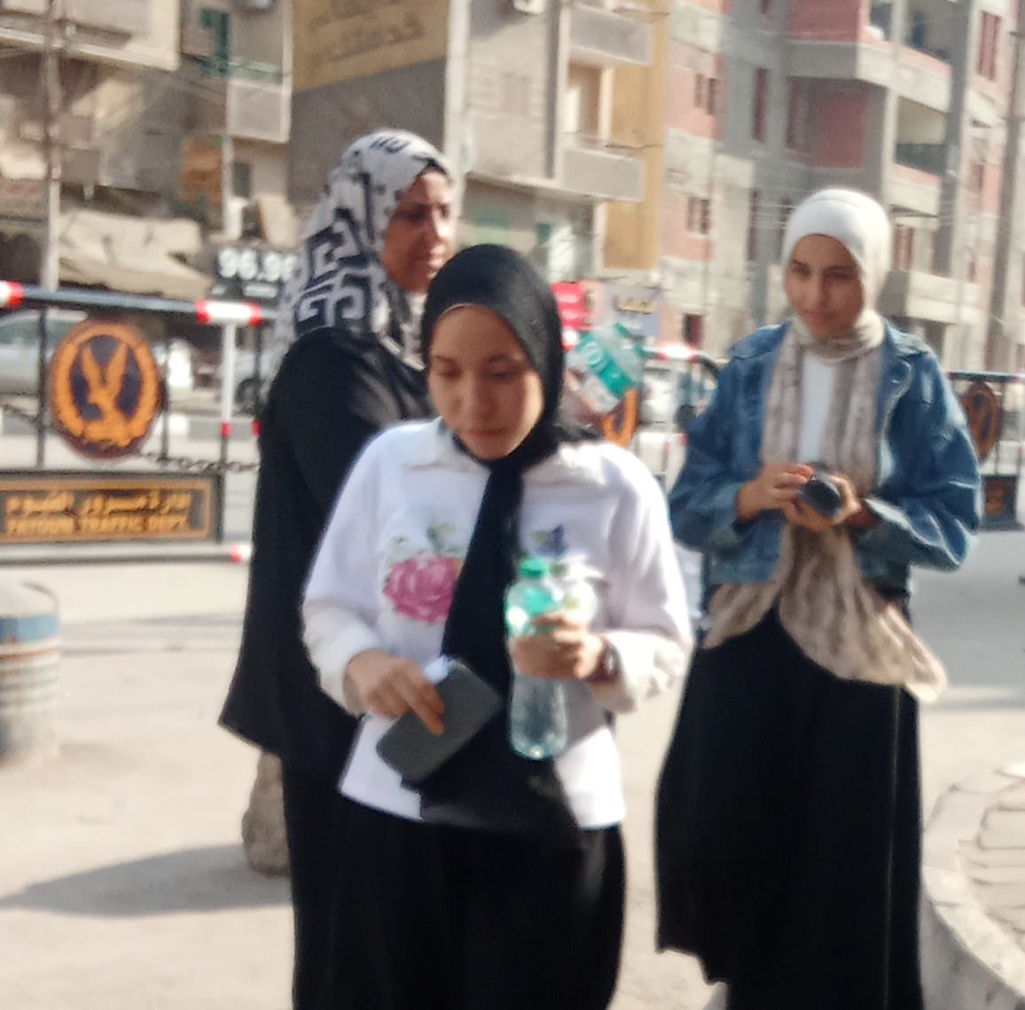 ختام امتحانات الدور الثاني للثانوية العامة مياه وشكولاتة على الطلاب قبل دخول لجان امتحانات