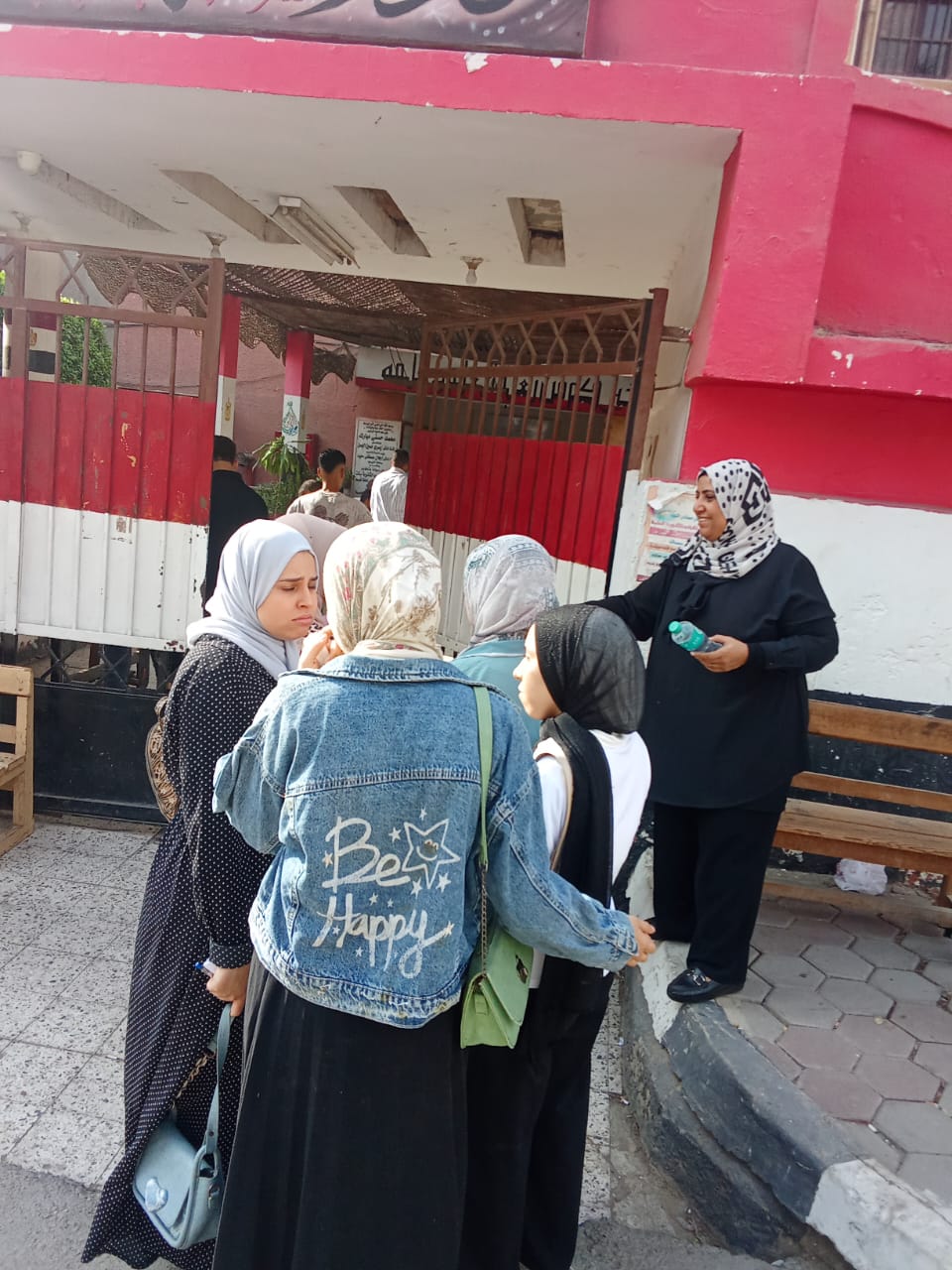 ختام امتحانات الدور الثاني للثانوية العامة مياه وشكولاتة على الطلاب قبل دخول لجان امتحانات