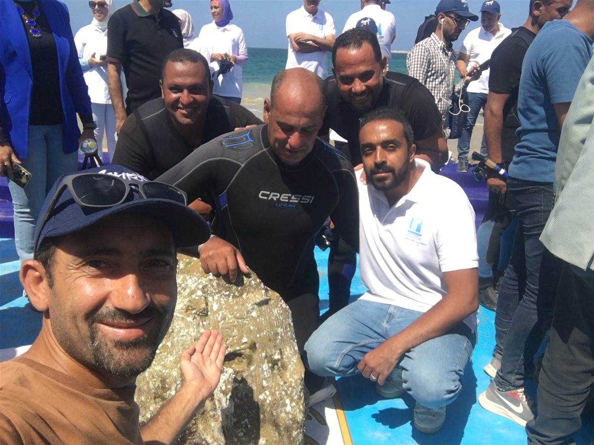 قطعة أثرية تخص الملك رمسيس الثاني بعد انتشالها من تحت سطح البحر في منطقة أبي قير البحرية