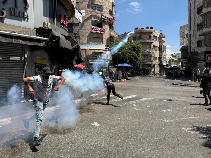 إطلاق قنابل الغاز على المواطنين الفلسطينيين برام الله
