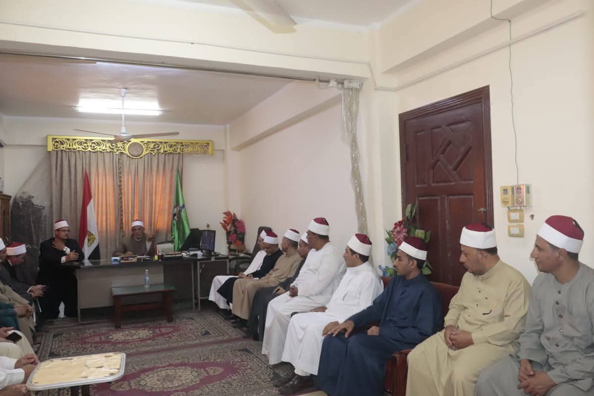 مدير أوقاف الفيوم يجتمع بمديري الإدارات ويوجه: بجعل المساجد مصدر إشعاع وتثقيف وتنوير