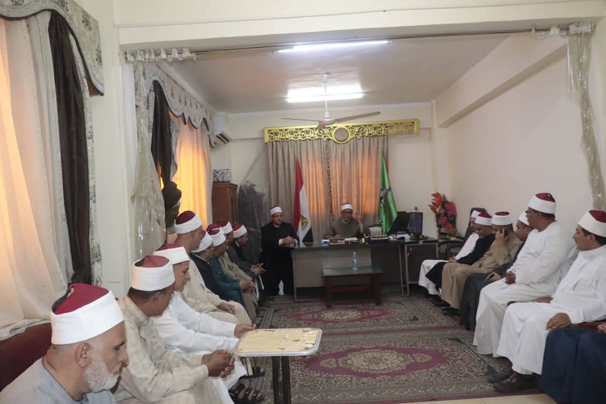 مدير أوقاف الفيوم يجتمع بمديري الإدارات ويوجه: بجعل المساجد مصدر إشعاع وتثقيف وتنوير