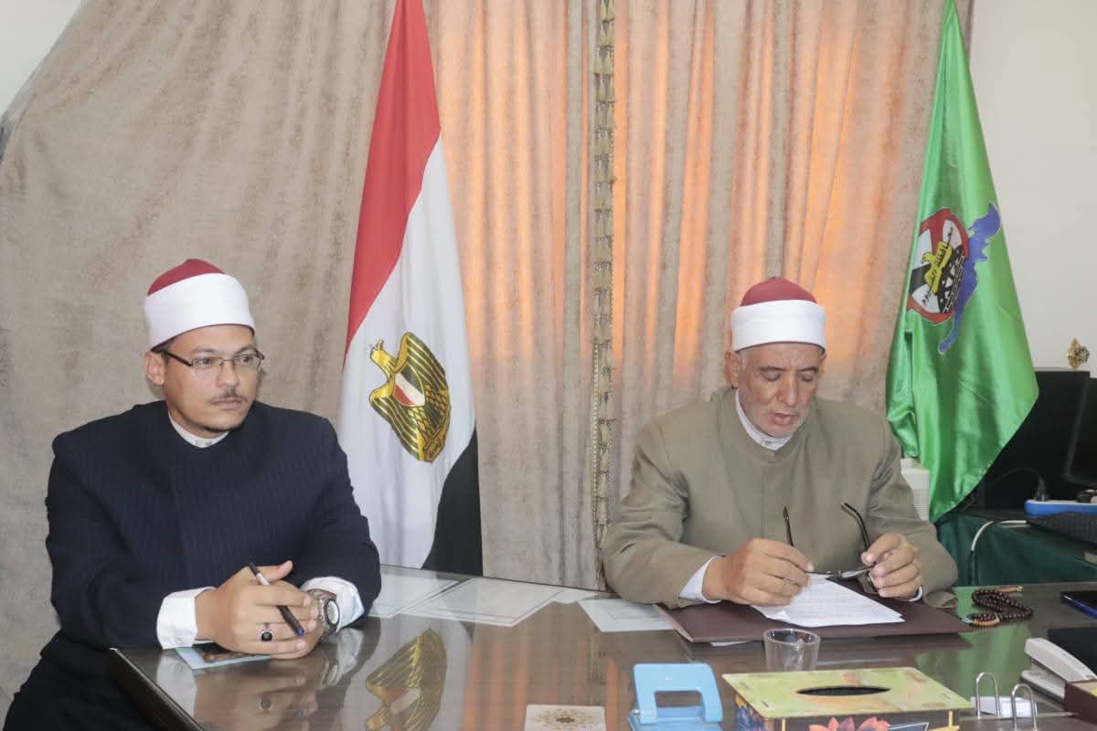 مدير أوقاف الفيوم يجتمع بمديري الإدارات ويوجه: بجعل المساجد مصدر إشعاع وتثقيف وتنوير