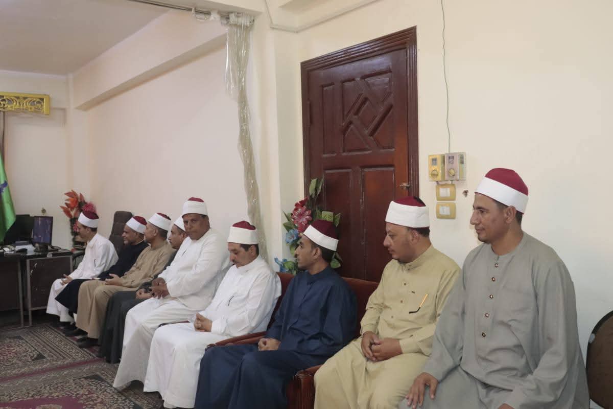 مدير أوقاف الفيوم يجتمع بمديري الإدارات ويوجه: بجعل المساجد مصدر إشعاع وتثقيف وتنوير