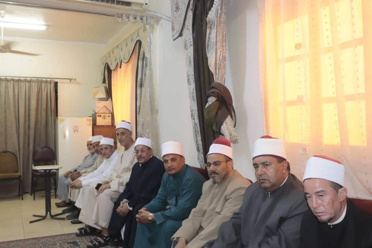 مدير أوقاف الفيوم يجتمع بمديري الإدارات ويوجه: بجعل المساجد مصدر إشعاع وتثقيف وتنوير