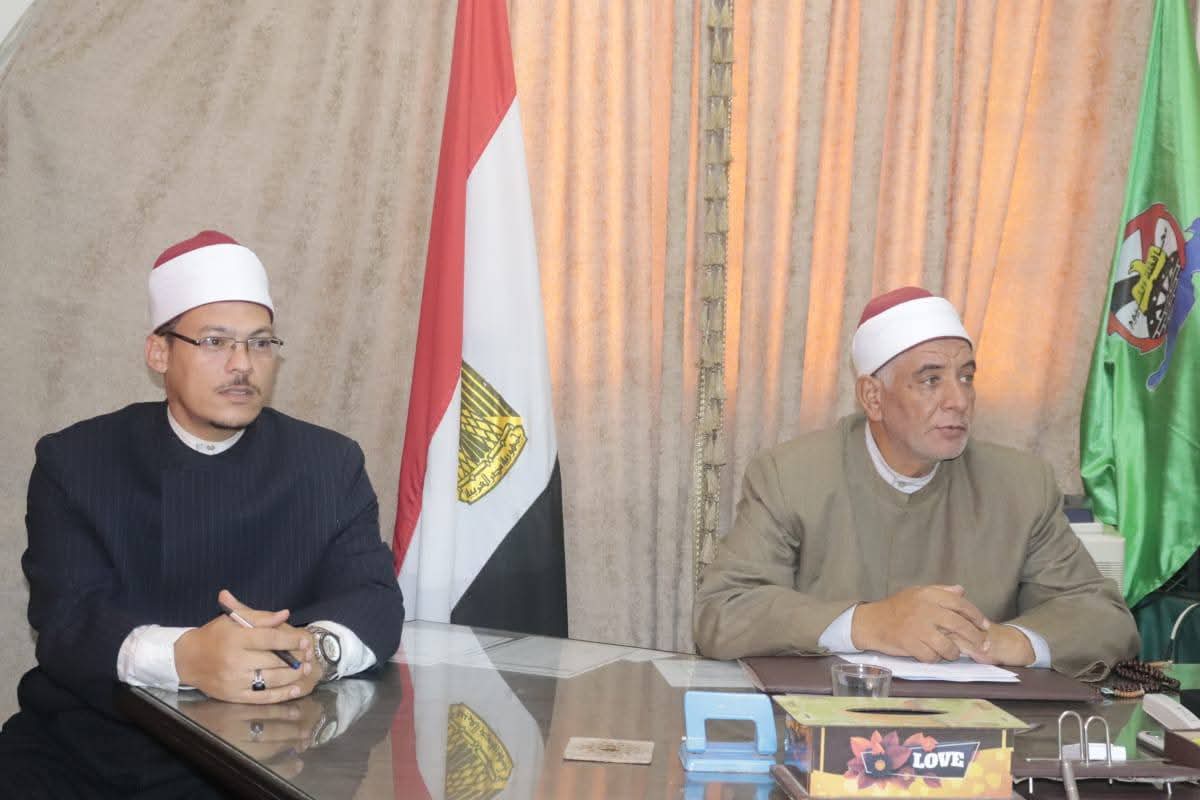 مدير أوقاف الفيوم يجتمع بمديري الإدارات ويوجه: بجعل المساجد مصدر إشعاع وتثقيف وتنوير