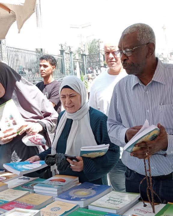 زوار معارض الكتب  بمساجد آل البيت