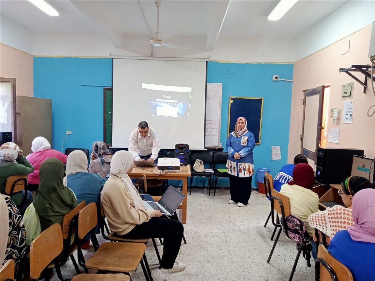 قبيصي يتابع أنشطة نادي اليونسكو بمدرسة الفيوم الثانوية للبنات