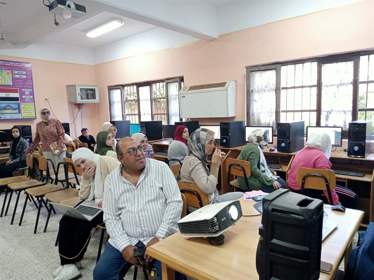قبيصي يتابع أنشطة نادي اليونسكو بمدرسة الفيوم الثانوية للبنات