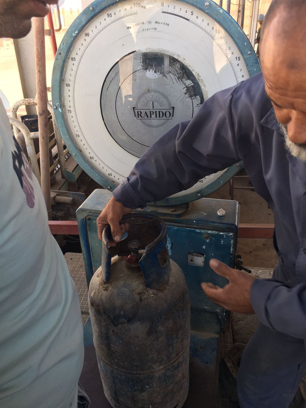 جولة رقابية مفاجئة على محطات تعبئة الغاز بالفيوم لضمان وصول الخدمة للمواطنين