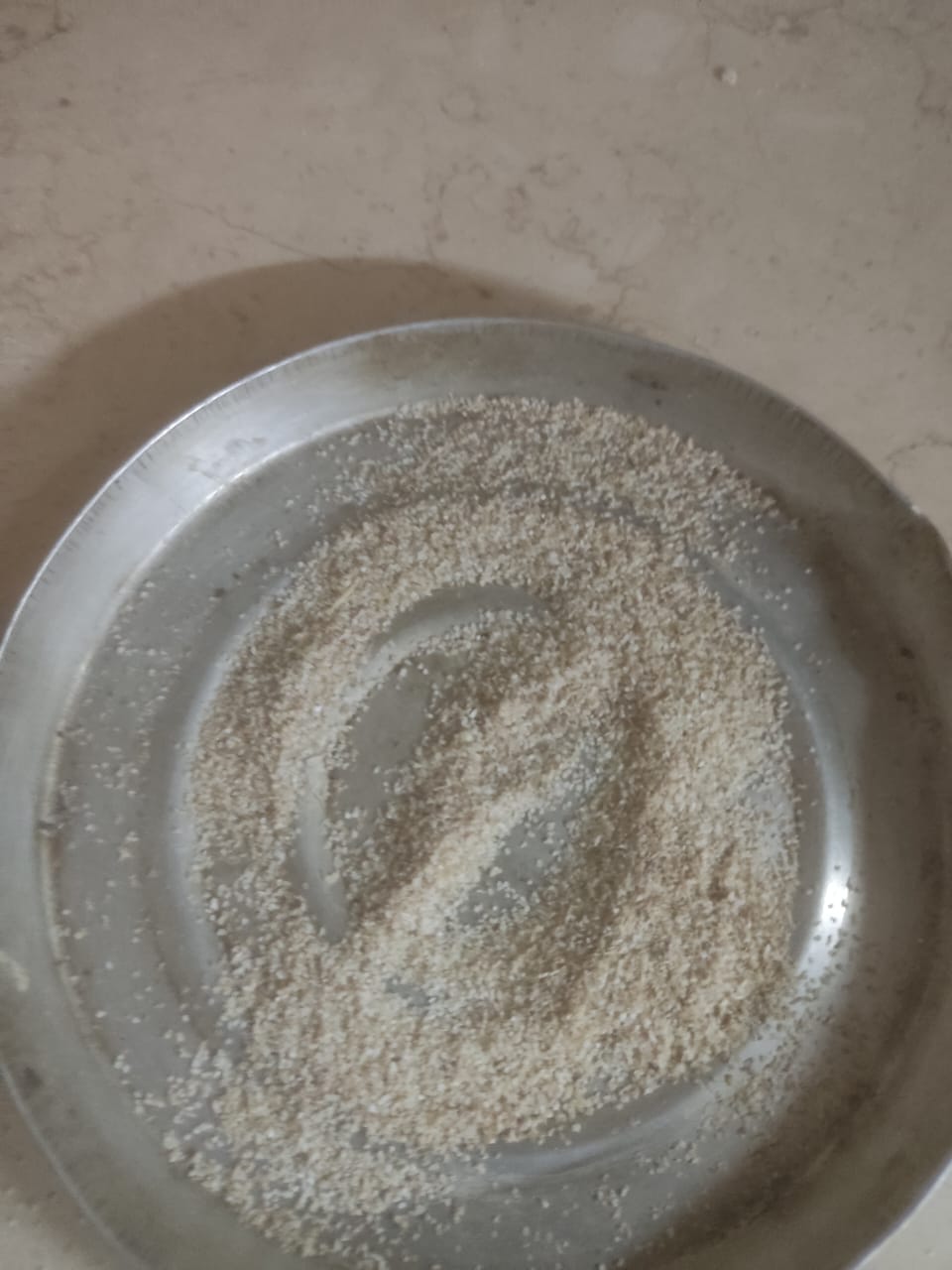 ضبط 10 طن دقيق بلدي مدعم محظور بيعه أو تداوله وسلع غذائية منتهية الصلاحية بالفيوم
