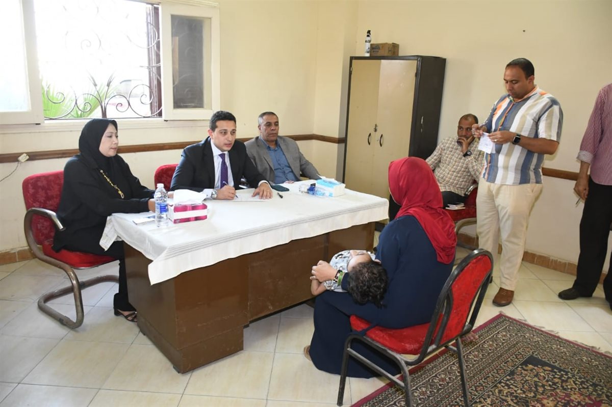 نائب المحافظ يعقد لقاءً لخدمة المواطنين بقرية كفور النيل مركز الفيوم