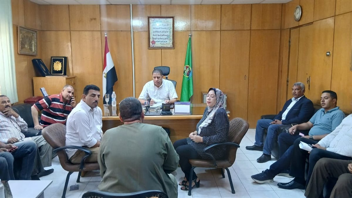 نائب المحافظ يعقد لقاءً لخدمة المواطنين بقرية كفور النيل مركز الفيوم