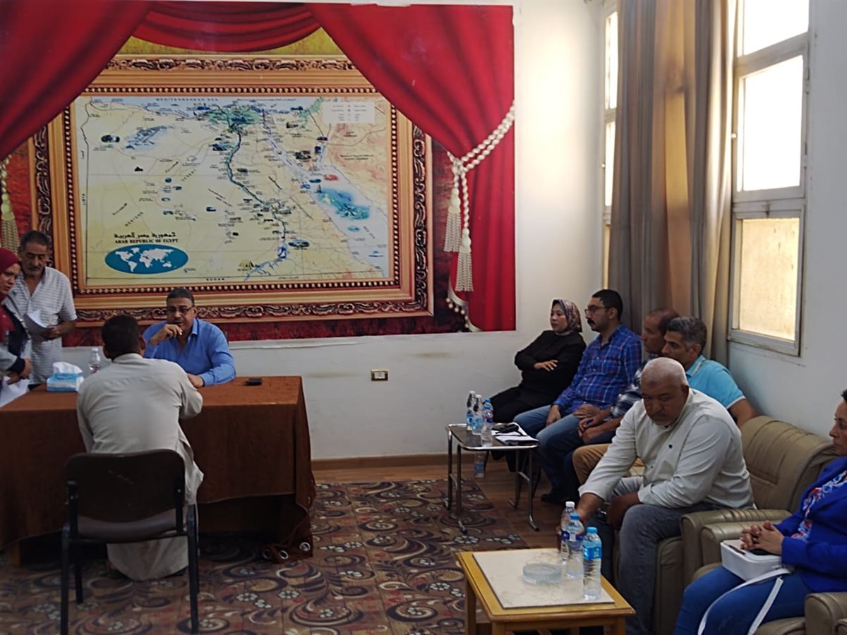 نائب المحافظ يعقد لقاءً لخدمة المواطنين بقرية كفور النيل مركز الفيوم