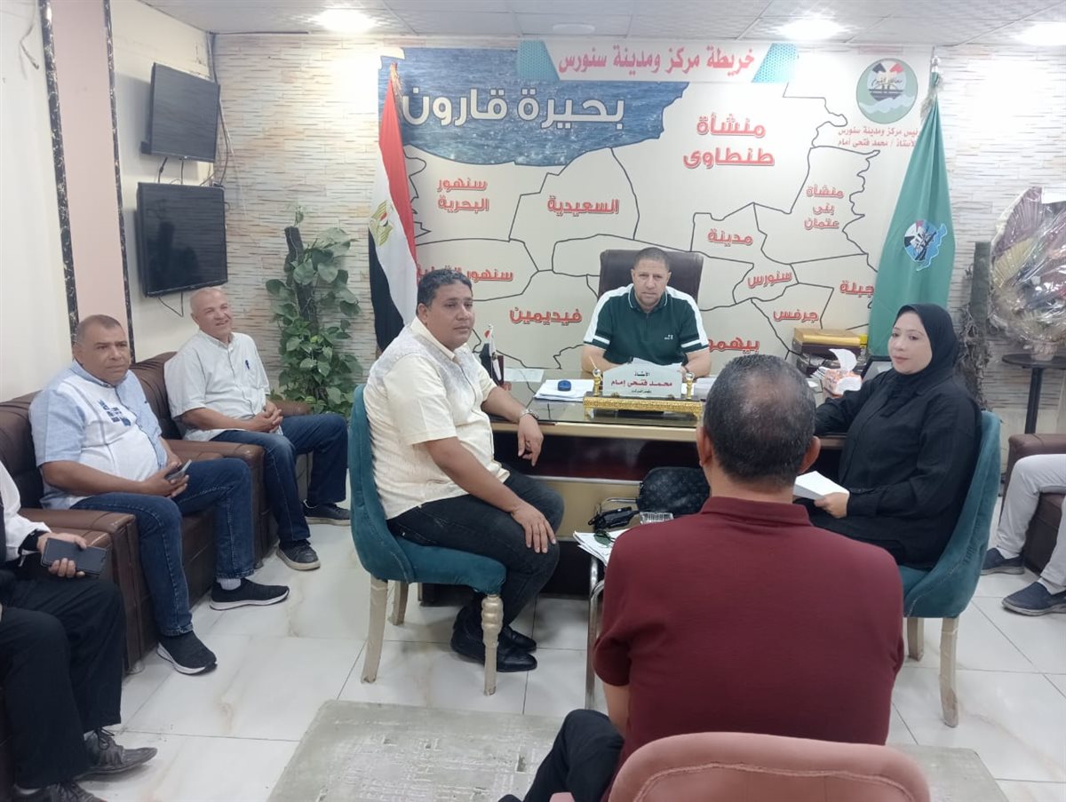نائب المحافظ يعقد لقاءً لخدمة المواطنين بقرية كفور النيل مركز الفيوم
