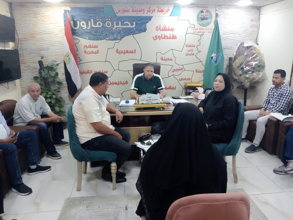 نائب المحافظ يعقد لقاءً لخدمة المواطنين بقرية كفور النيل مركز الفيوم