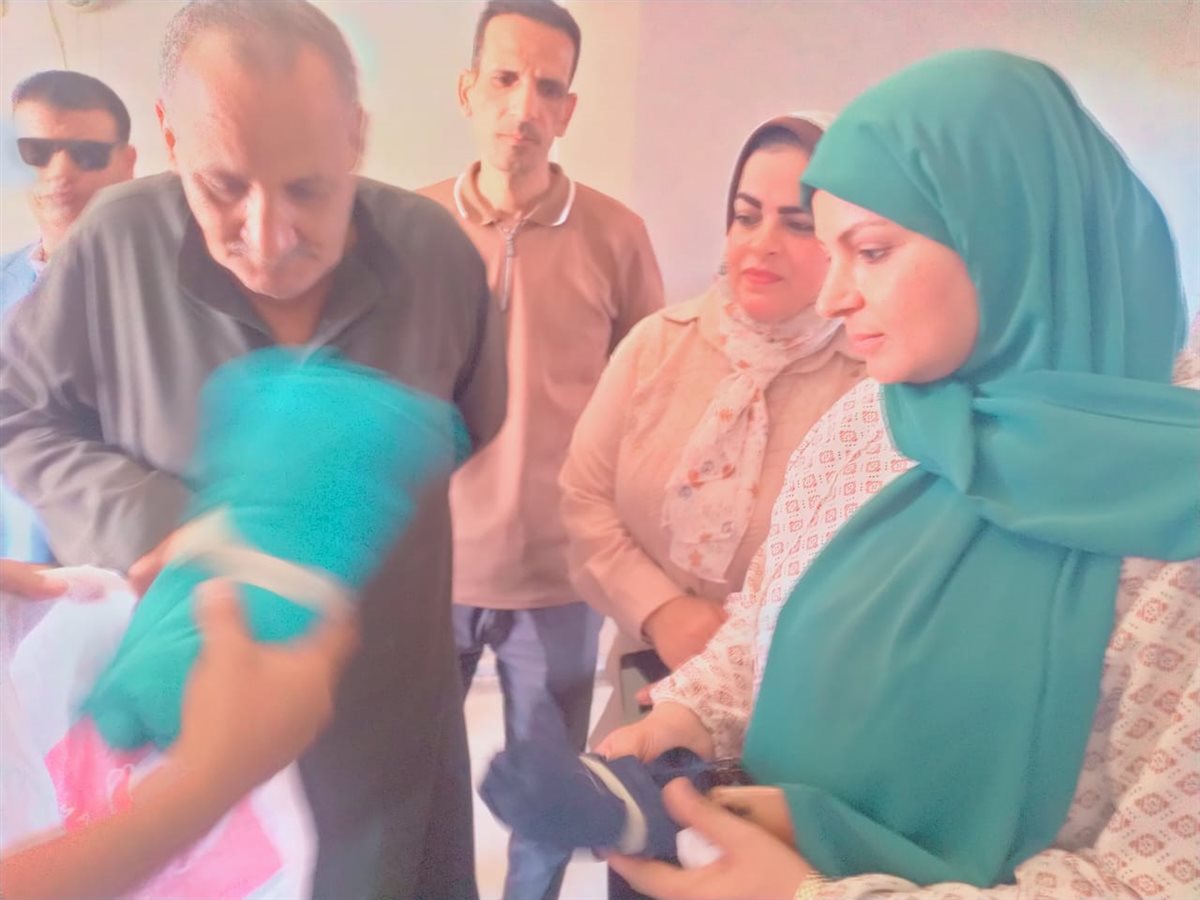 توزيع 200 كرتونة مواد غذائية و300 زي رياضي على الاسر الأولي بالرعاية بابشواى