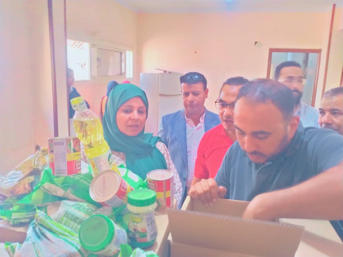 توزيع 200 كرتونة مواد غذائية و300 زي رياضي على الاسر الأولي بالرعاية بابشواى
