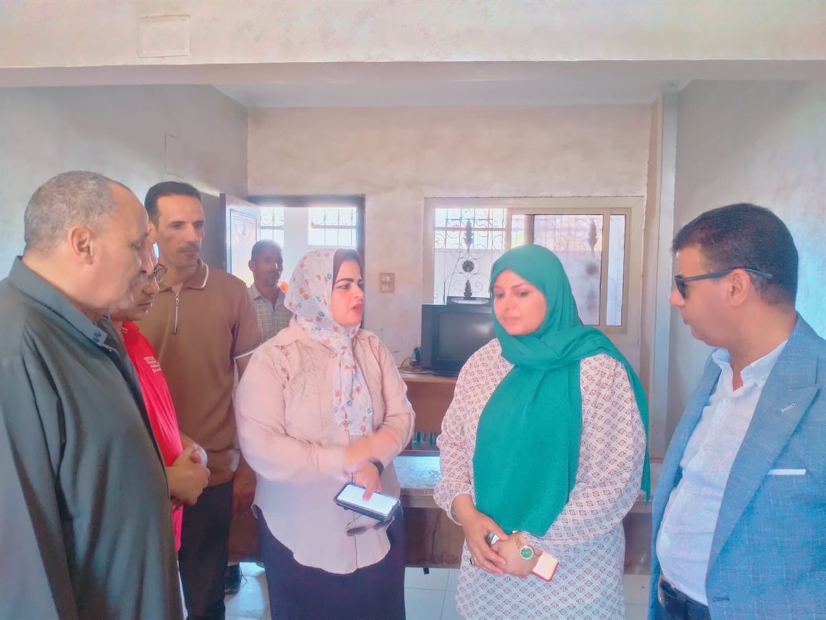 توزيع 200 كرتونة مواد غذائية و300 زي رياضي على الاسر الأولي بالرعاية بابشواى