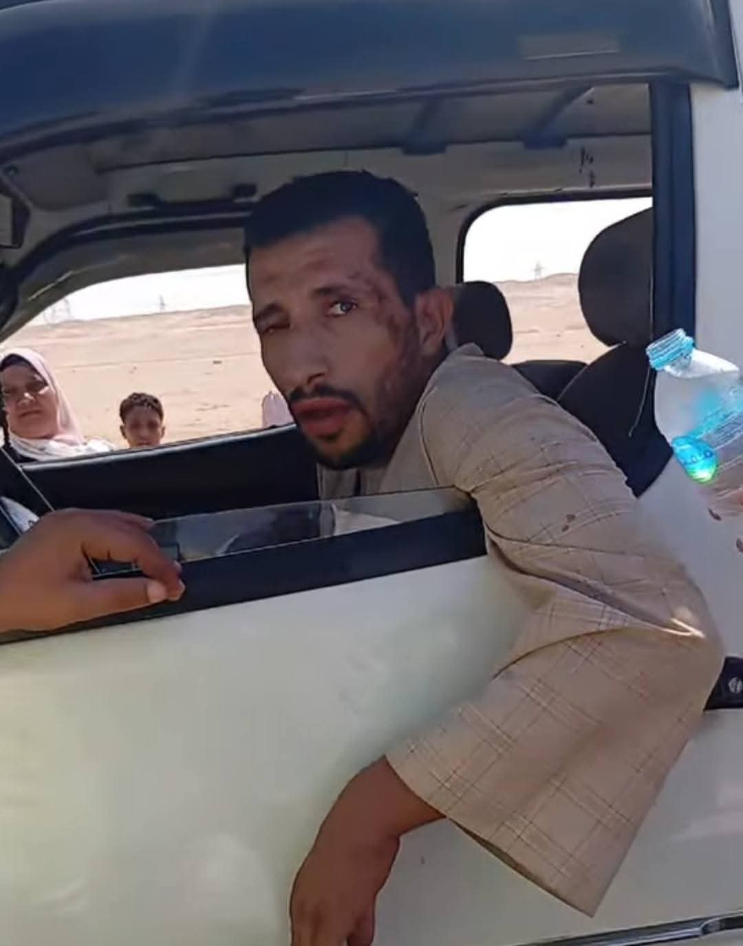 فيديو متداول يثير الرعب.. هل أصيب سائق في الطريق من الفيوم إلى القاهرة بغيبوبة أم إغماء