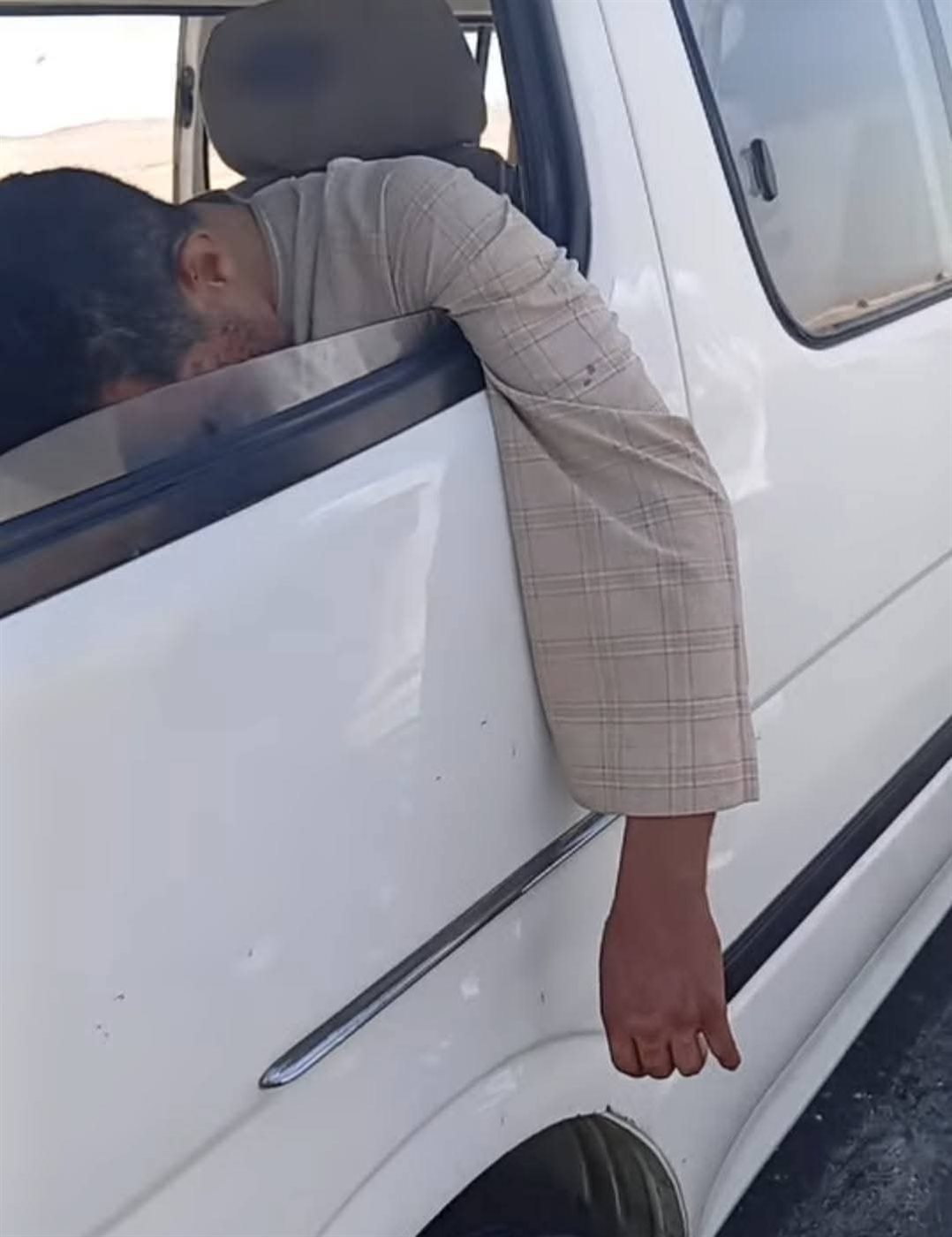 فيديو متداول يثير الرعب.. هل أصيب سائق في الطريق من الفيوم إلى القاهرة بغيبوبة أم إغماء