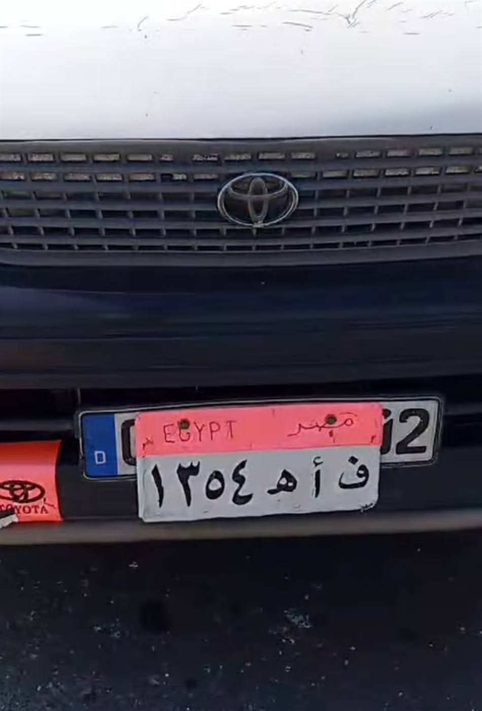 فيديو متداول يثير الرعب.. هل أصيب سائق في الطريق من الفيوم إلى القاهرة بغيبوبة أم إغماء