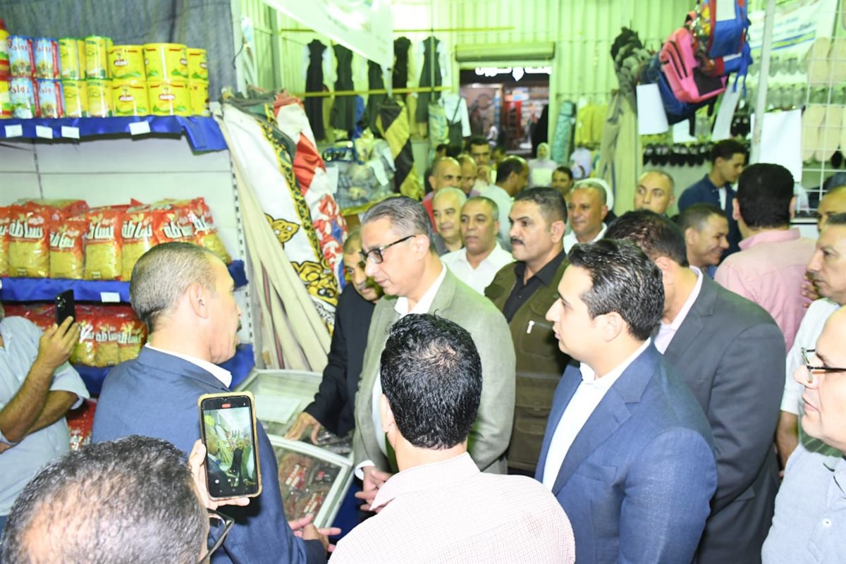 محافظ الفيوم يفتتح معرض