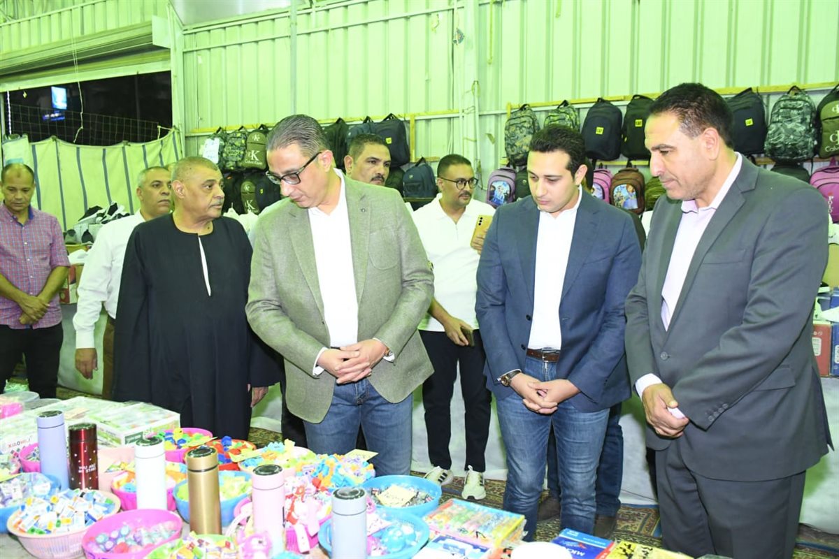 محافظ الفيوم يفتتح معرض