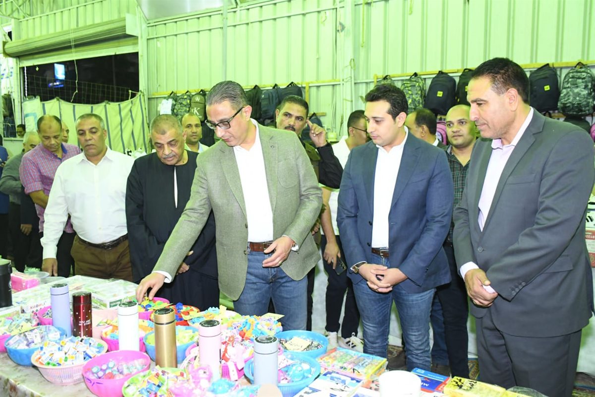 محافظ الفيوم يفتتح معرض