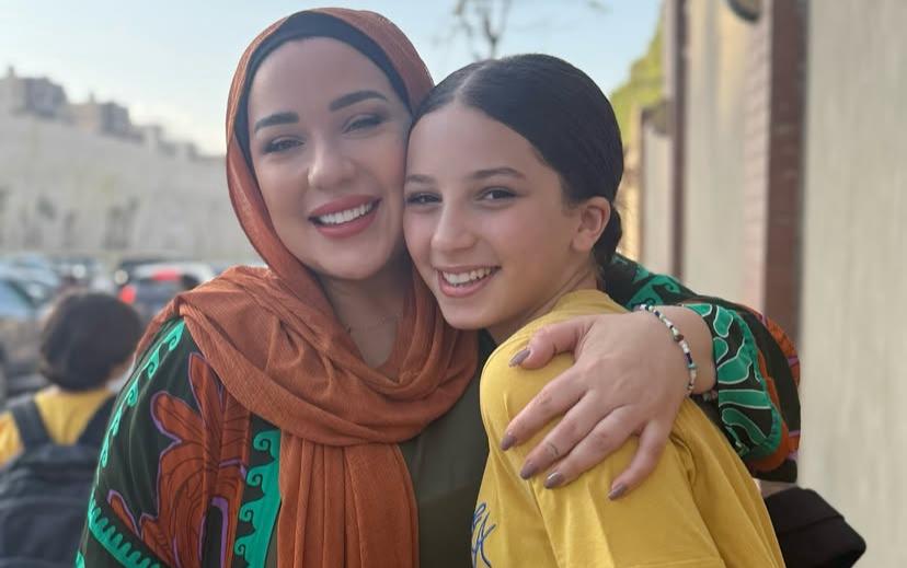 أسما شريف منير رفقة ابنتها لارا في أول يوم دراسي