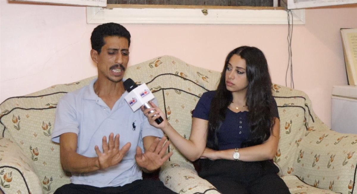 نجل الضحية مع مراسلة نيوز رووم 