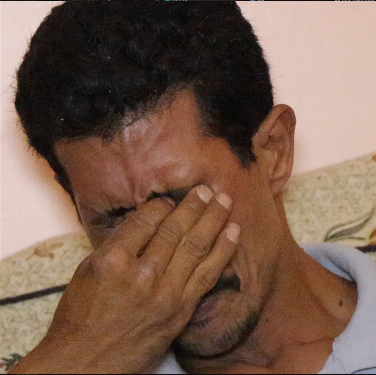 نجل الضحية وهو يبكي علي ما حدث بوالده