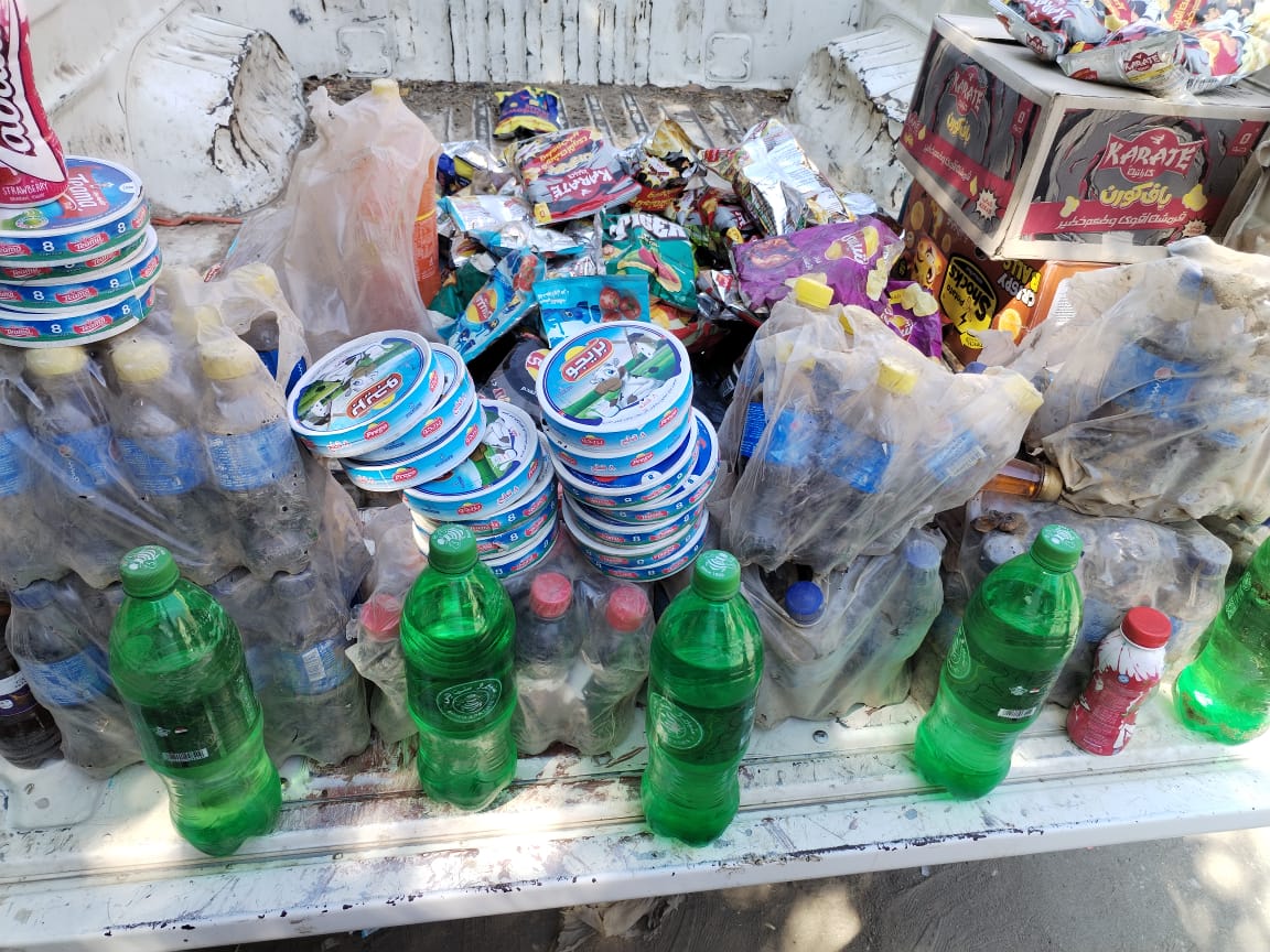 ضبط سلع غذائية مختلفة الأصناف منتهية الصلاحية وسجائر مجهولة المصدر بالفيوم <br>