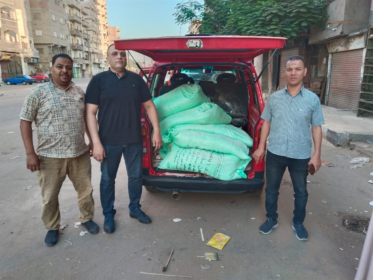 ضبط سلع غذائية مختلفة الأصناف منتهية الصلاحية وسجائر مجهولة المصدر بالفيوم <br>