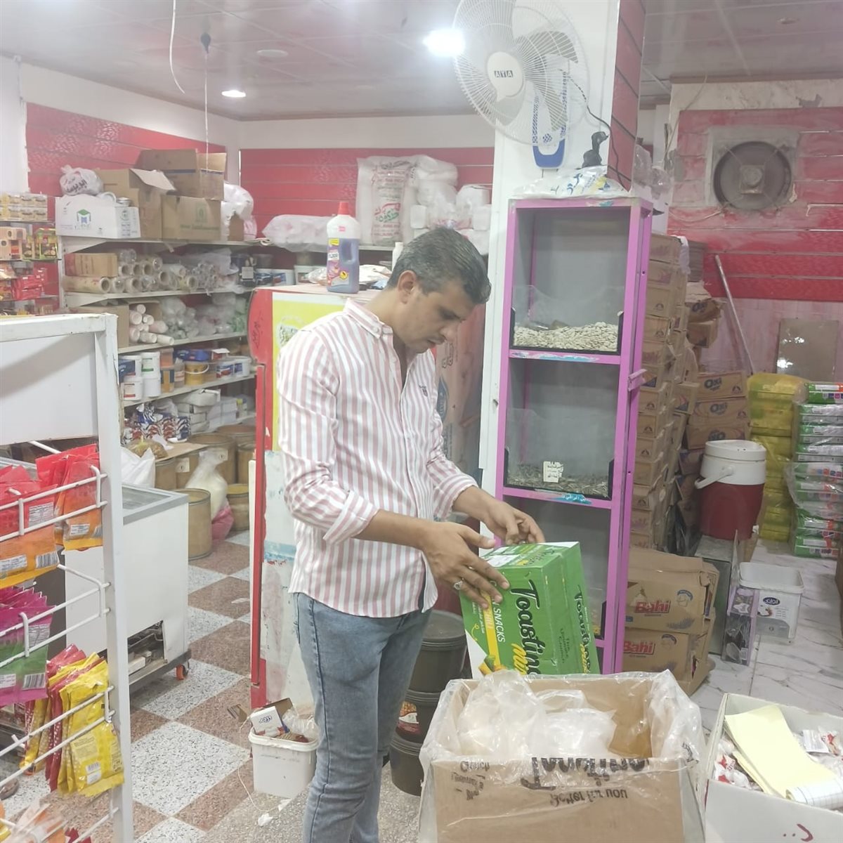 ضبط سلع غذائية مختلفة الأصناف منتهية الصلاحية وسجائر مجهولة المصدر بالفيوم <br>