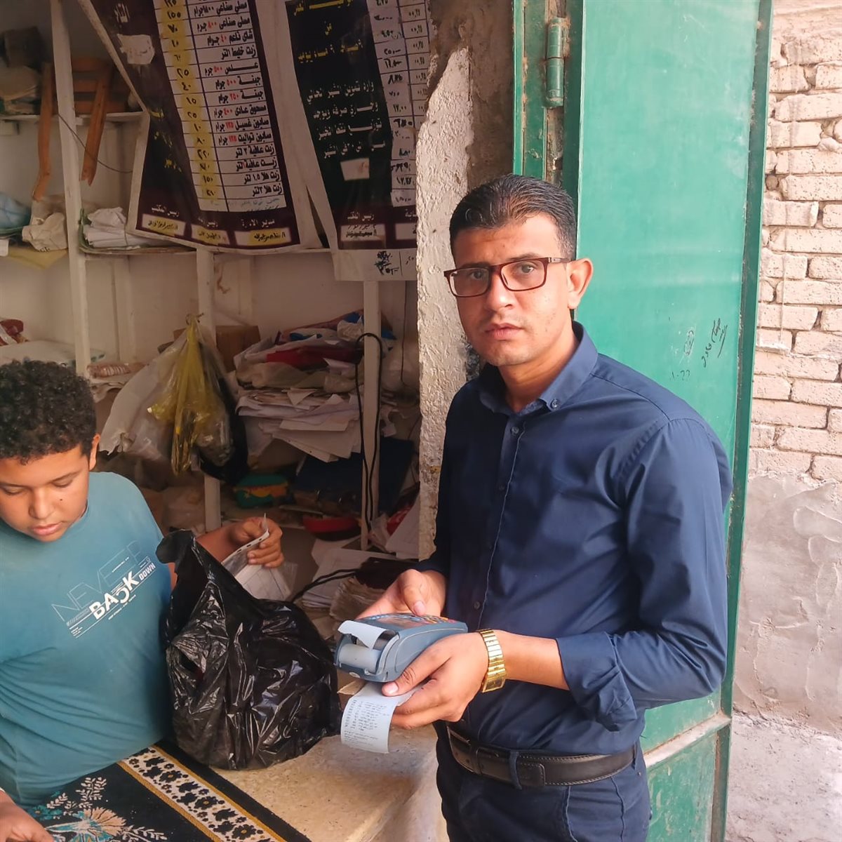 ضبط سلع غذائية مختلفة الأصناف منتهية الصلاحية وسجائر مجهولة المصدر بالفيوم <br>